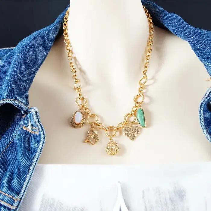 Collier en résine vert rouge avec breloques en forme de goutte pour femmes brunchs dates soirées tenues décontractées et élégantes