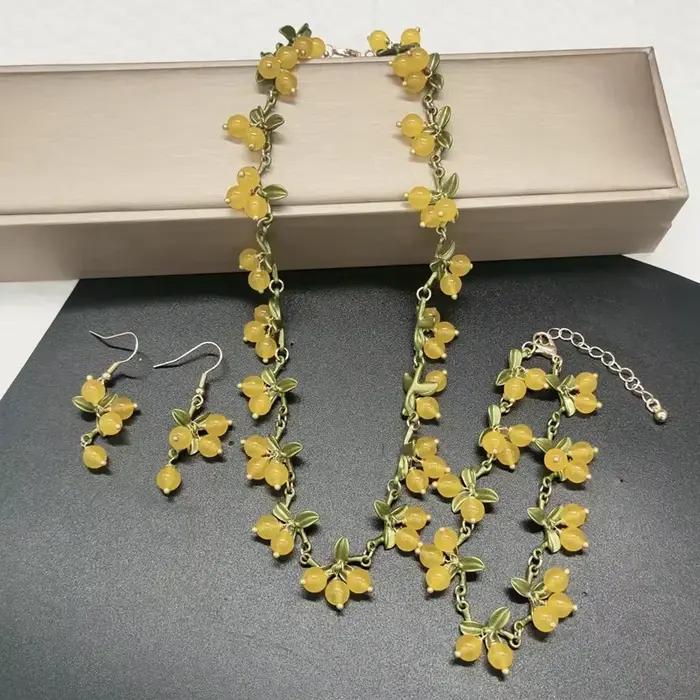 Boucles d'oreilles multicolores Mori en pierre de feuille romantique et douce