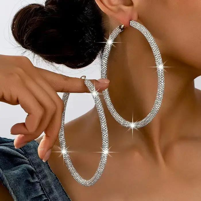 Une paire de boucles d'oreilles pour femmes de style européen et américain
