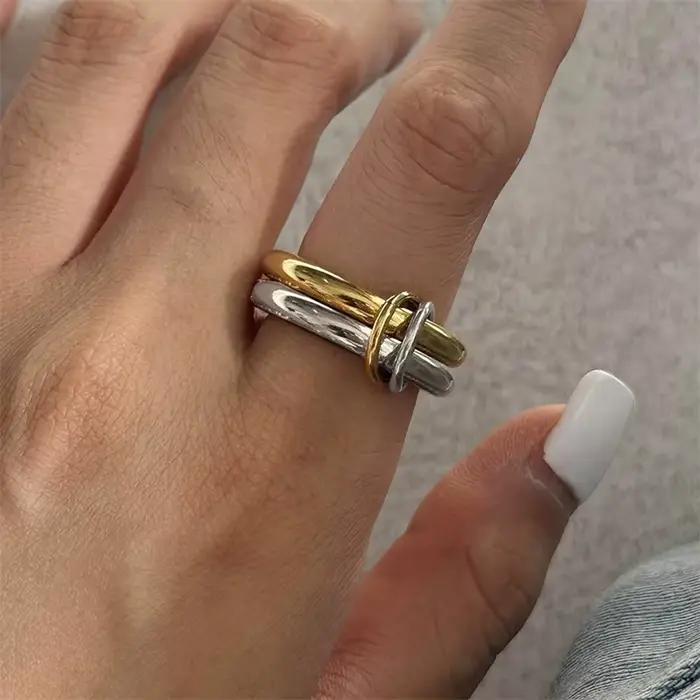 Une Niche bague de bijoux en cuivre bicolore à quatre anneaux, hypoallergénique, Style Ins, artefact