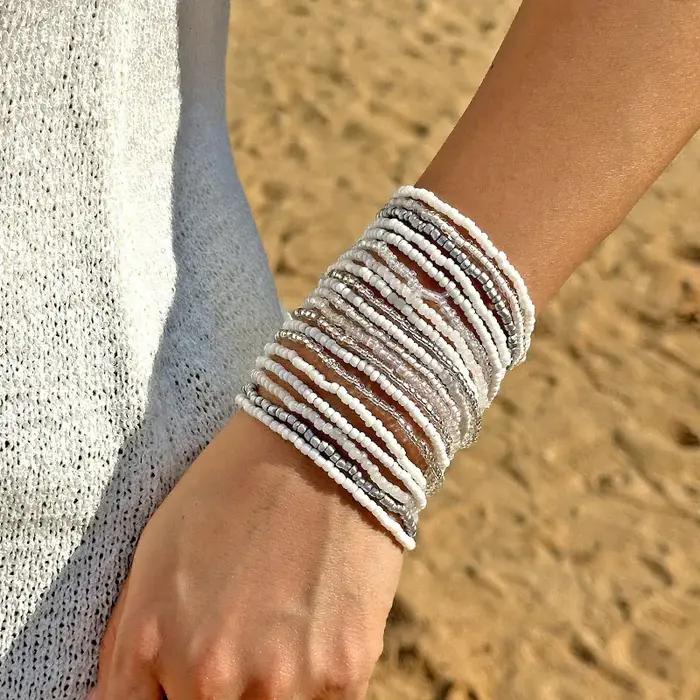 Bracelets de perles colorées bohèmes pour femmes, chaînes élastiques pour plage et occasions spéciales, style empilable et confortable, blanc, bleu, multicolore