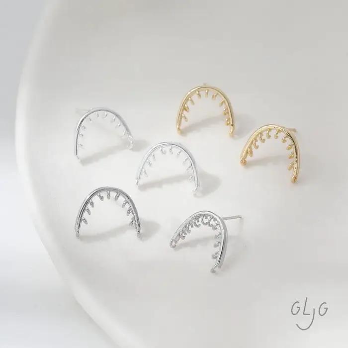 Boucles d'oreilles arquées à plusieurs trous de suspension