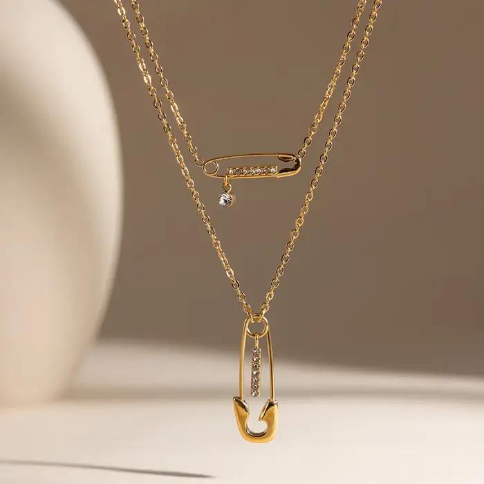 Collier pendentif épingle de sûreté plaqué or 18 carats avec zircon et double chaîne en acier inoxydable