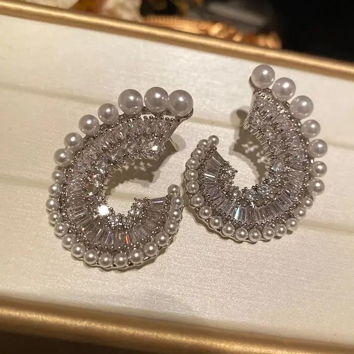 Boucles d'oreilles ondulées en perles exagérées ultra brillantes pour femmes occasions spéciales parties elegance raffinement