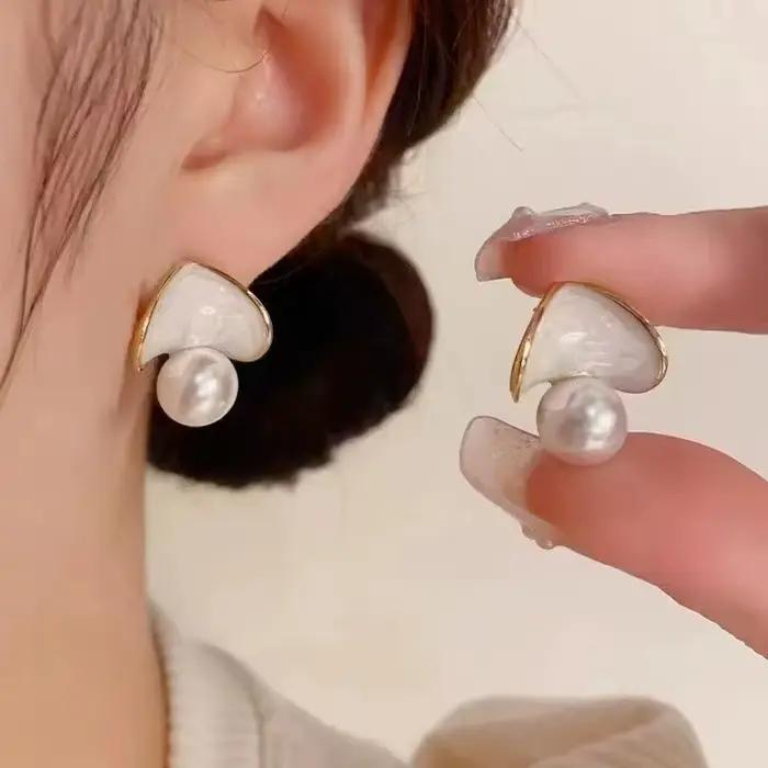 Boucles d'oreilles élégantes en or 14 carats, perles d'eau douce naturelles et émail blanc, enduits