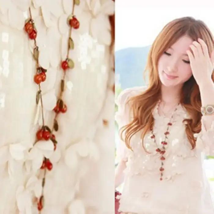 Collier de baies rouges romantique en plastique et alliage de zinc or jaune clair pour femmes et filles occasions spéciales romantiques et naturelles
