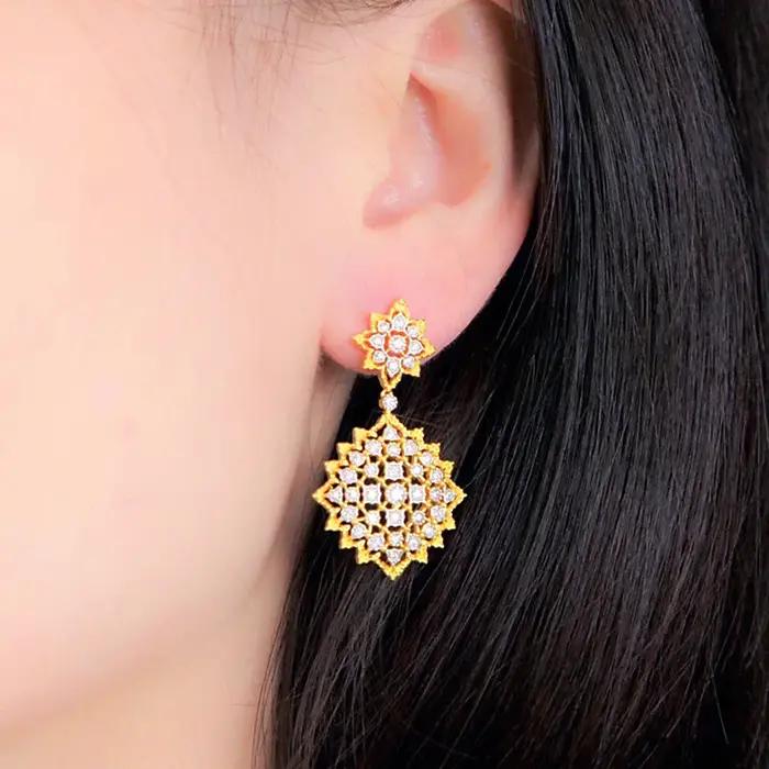 Boucles d'oreilles élégantes en dentelle dorée