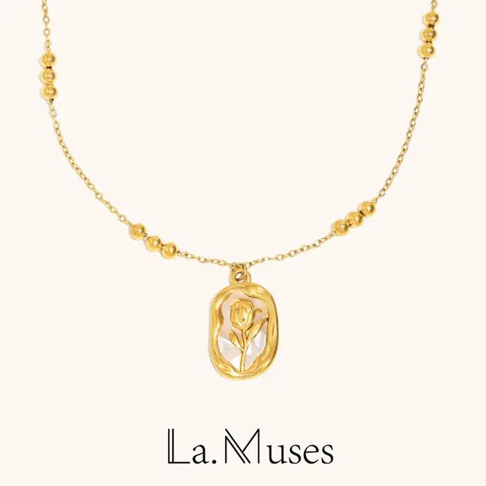La. Collier de perles avec pendentif Rose Muses