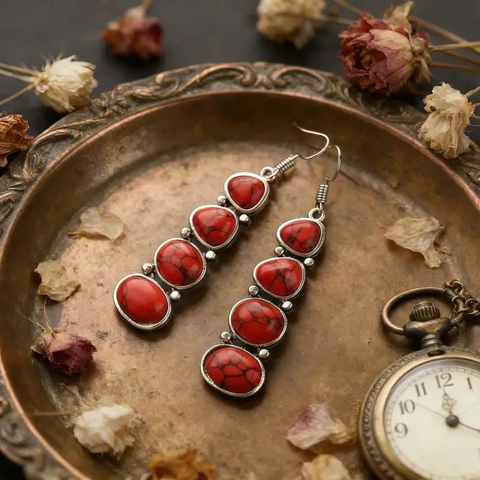 Boucles d'oreilles bohèmes en turquoise naturelle disponibles en trois couleurs : rouge