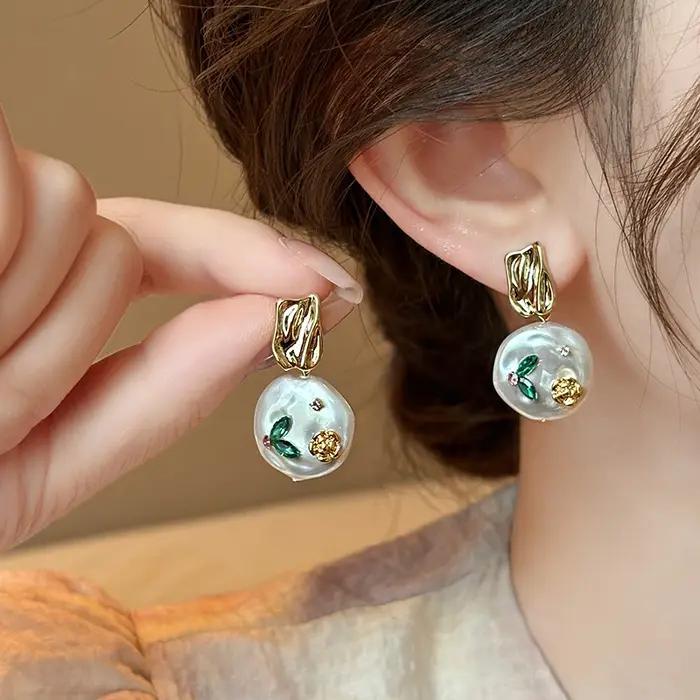 Monet Garden imite la conception de boucles d'oreilles en perles baroques avec des bijoux de tempérament inhabituel