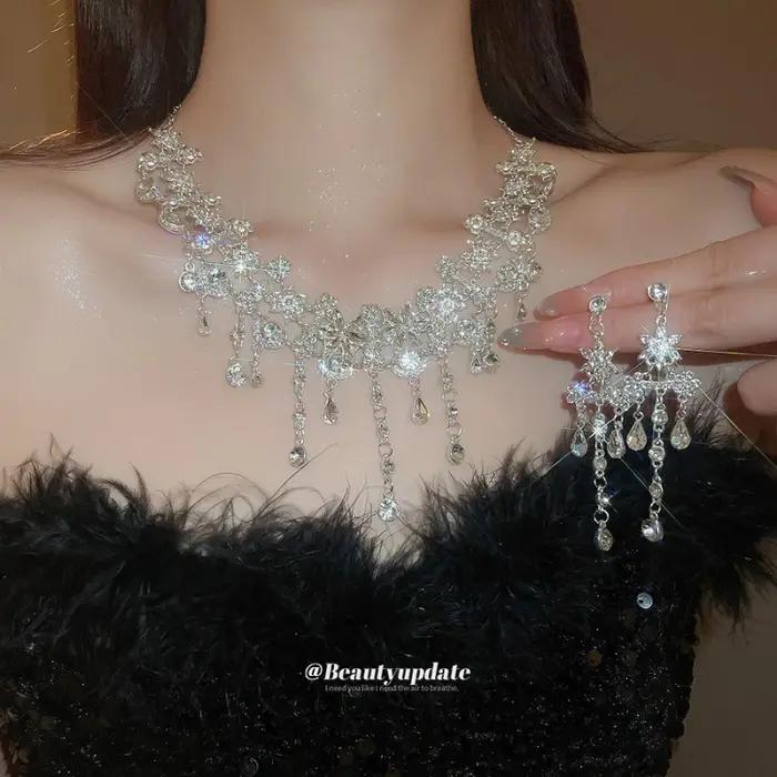 Collier ajouré orné de diamants avec pampilles