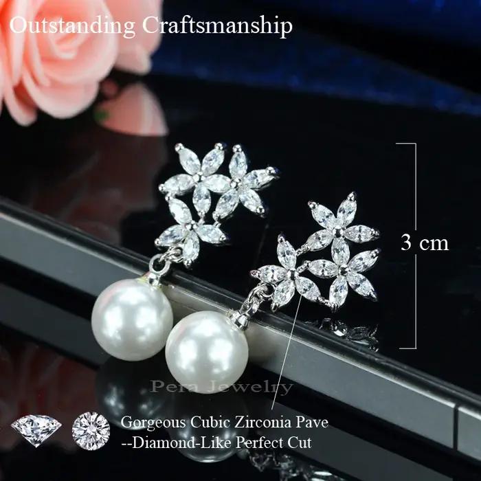 Boucles d'Oreille Pera CZ Elégantes en Argent Plaqué avec Fleurs Romantiques pour Femmes Occasions Spéciales