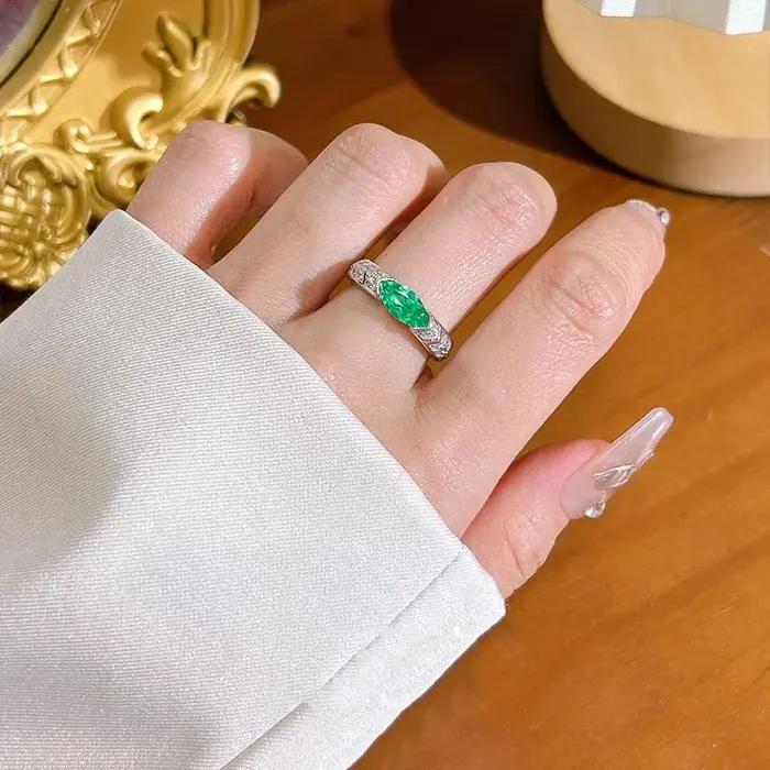 Bague en argent 925 sertie d'émeraudes ovales et de diamants - Accessoire féminin de luxe en pierre précieuse verte de grande qualité