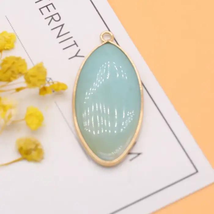 Pendentif en pierre naturelle de forme ovale