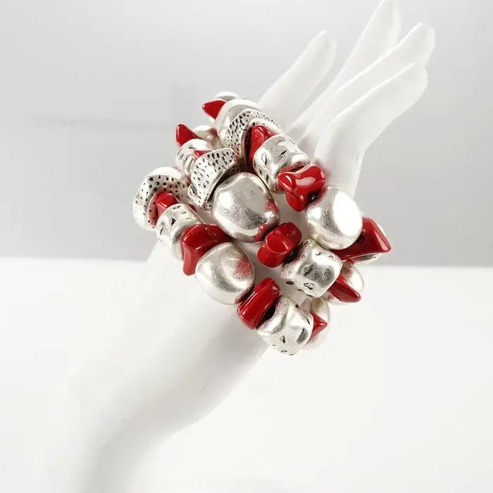 Ensemble de bracelets rouges et argentés vieillis