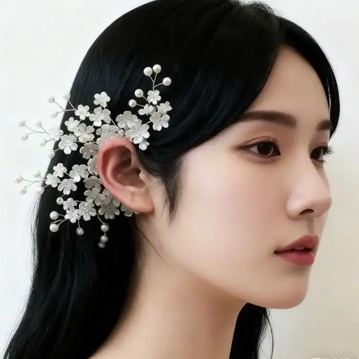 Manchette d'oreille florale en forme de fleur de cerisier avec accent perle