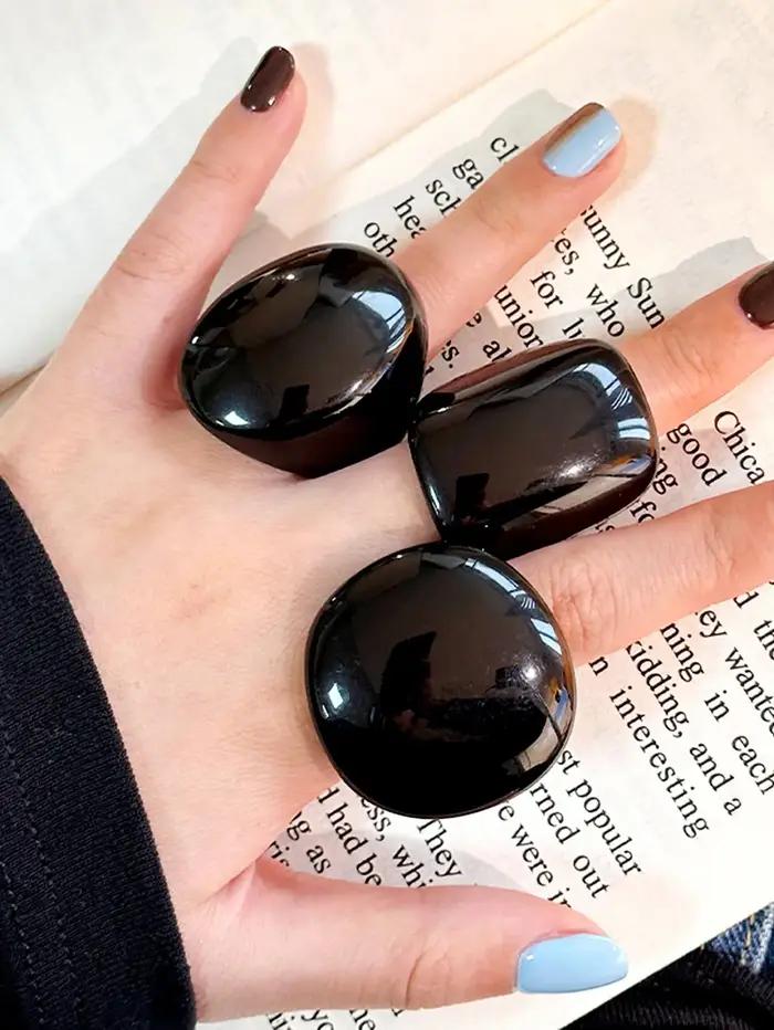 Ensemble de bagues géométriques minimalistes polyvalentes en résine noire