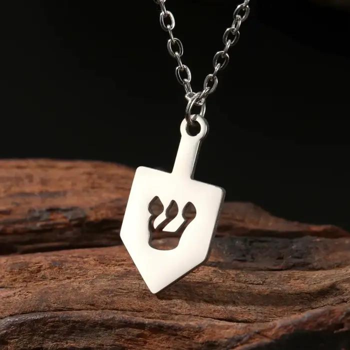 LIKGREAT Judaica hébreu pendentif collier en acier inoxydable bijoux juifs Hei nonne Shin Gimel Dreidel femmes accessoires de fête Hannu