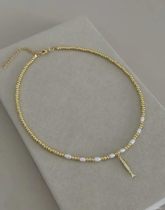 Collier élégant 2026 en acier inoxydable inaltérable avec perles naturelles et pendentif sardine en