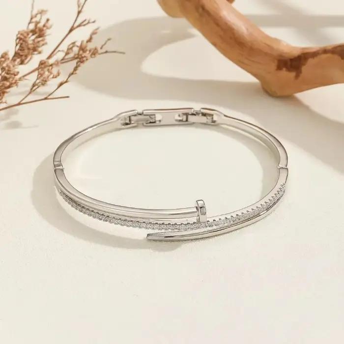 Un bracelet réglable en cuivre incrusté de zircon avec un design doux
