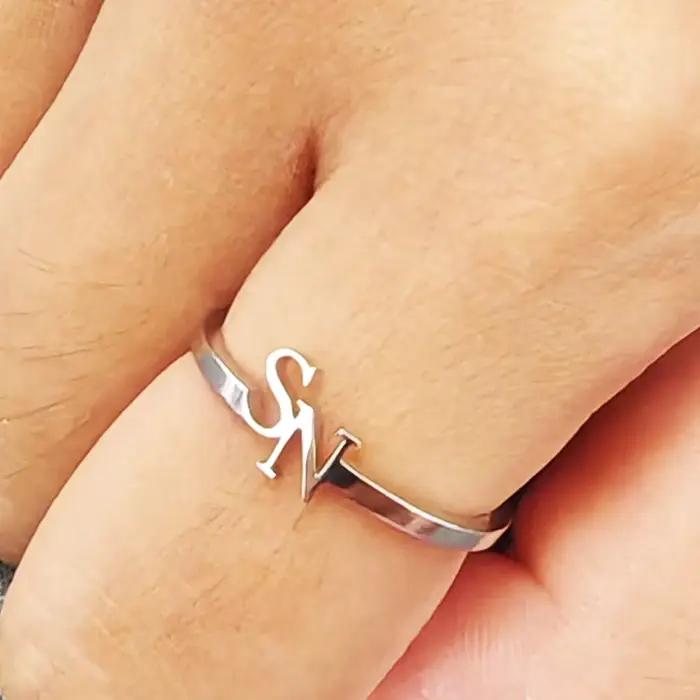 Bague de luxe en acier inoxydable avec initiales personnalisées