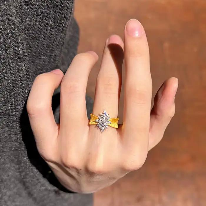 Bague flocon de neige brossé de style palais avec incrustation de diamants inspirés