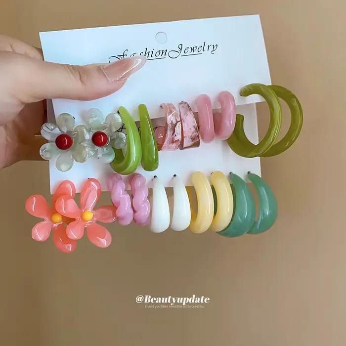 Ensemble de boucles d'oreilles géométriques en résine en forme de C