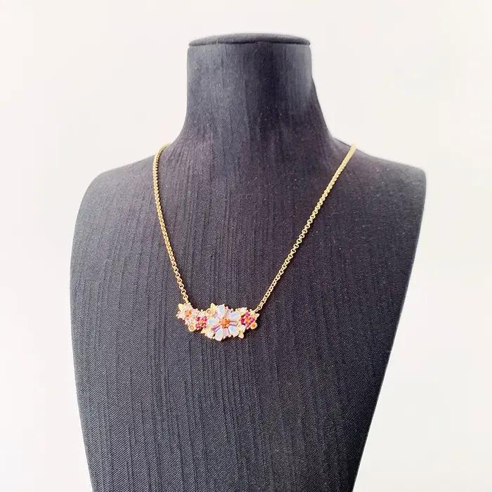 Collier fleurs pierres colorées