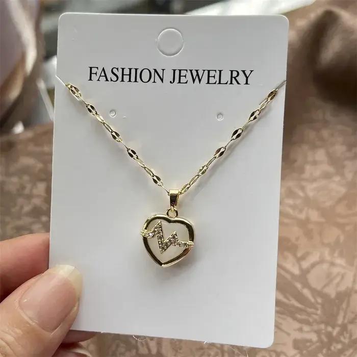 Collier avec Pendentif en Forme de Cœur en Verre Opale