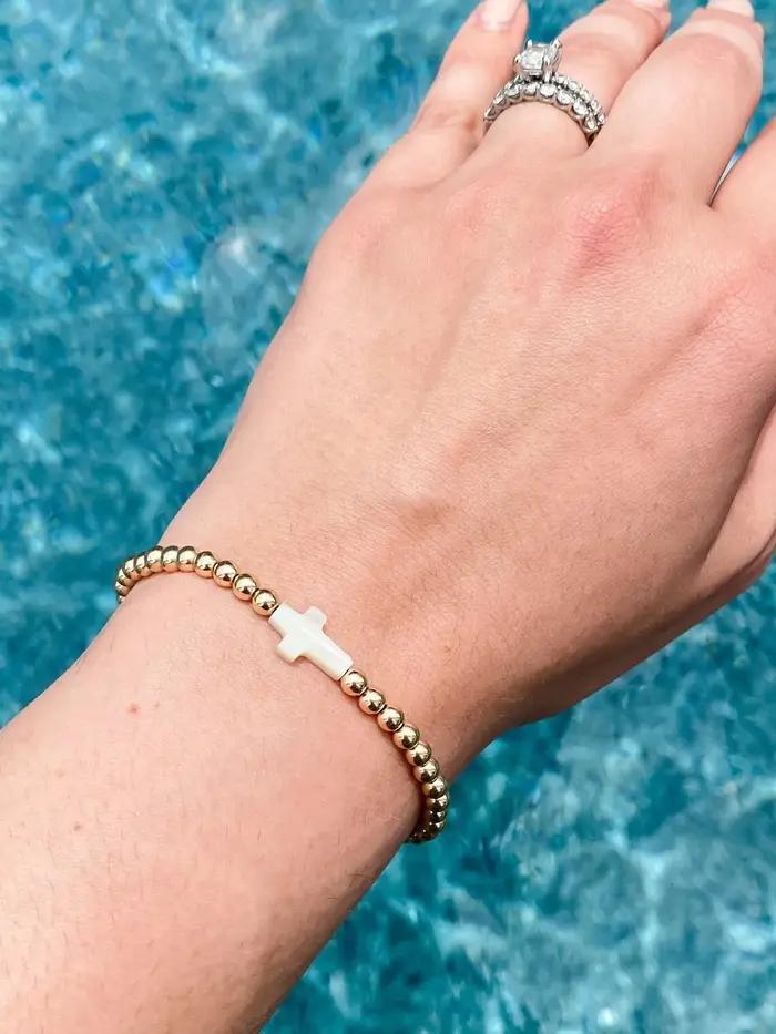 Bracelet en coquillage plaqué or 18 carats avec motifs géométriques et breloques croix pour femmes occasions spéciales elegance naturel