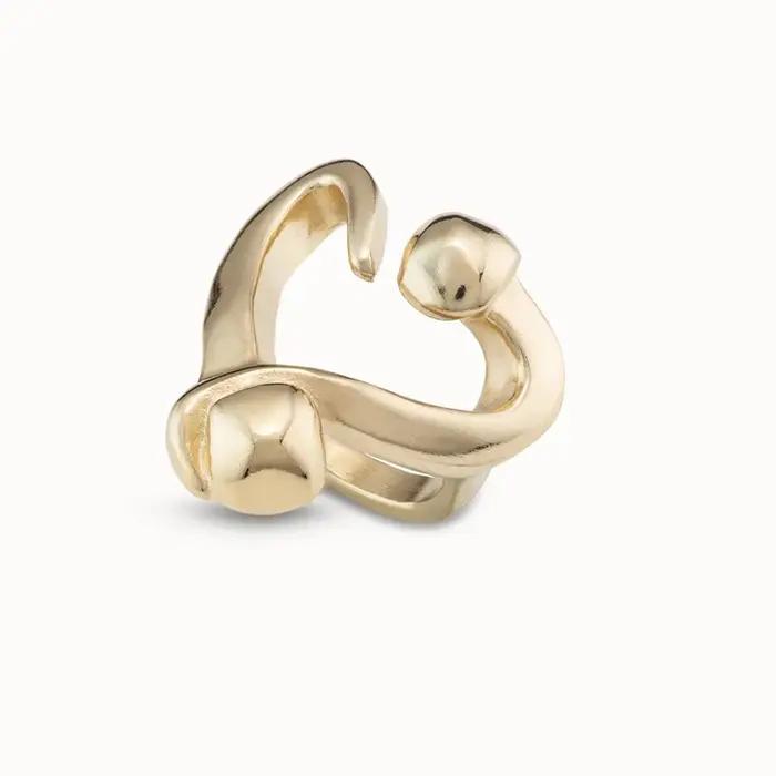 Bague d'art dorée en forme d'amour : une gros plan de bijoux romantiques de style métal avec un sens du design unique
