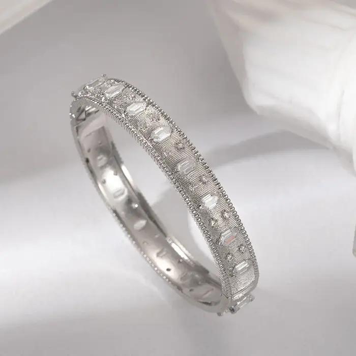 Bracelet jonc en or brossé avec zircon cubique baguette