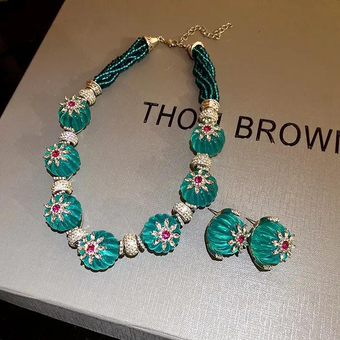 Collier de boucles d'oreilles à motif de fleurs en résine avec une chaîne de clavicule rétro et élégante