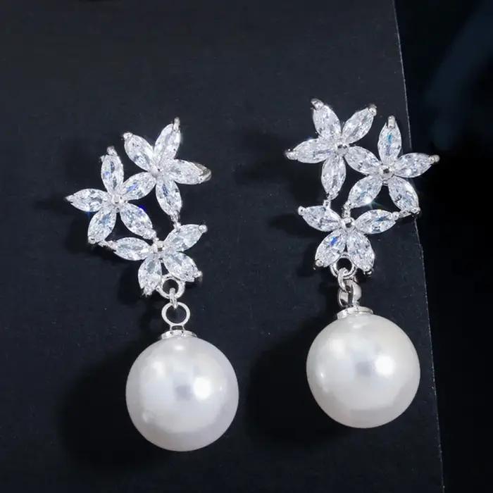 Boucles d'Oreille Pera CZ Elégantes en Argent Plaqué avec Fleurs Romantiques pour Femmes Occasions Spéciales