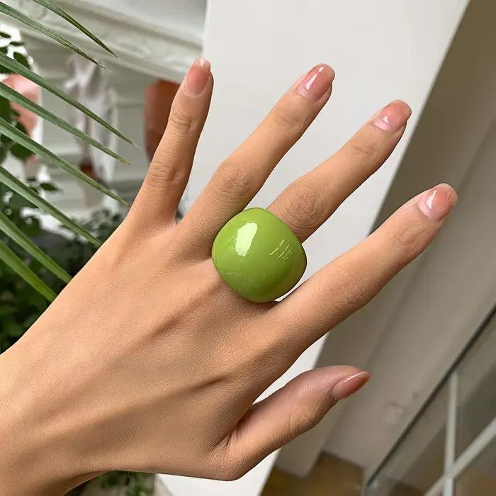 Bagues en résine arc-en-ciel géométriques en acrylique pour femmes