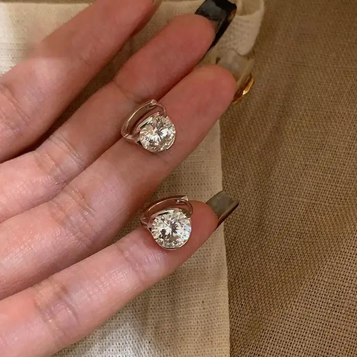 Nouveaux boucles d'oreilles en diamant rond de deux carats