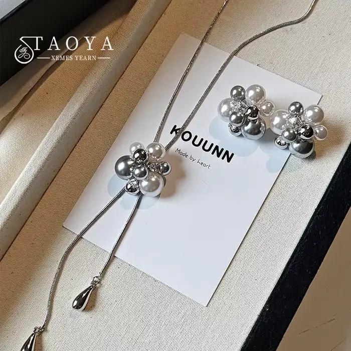 Boucles d'oreilles en perles de fleur gris blanc