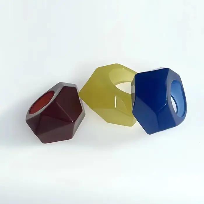 Nouvelle bague femme exagérée. Conception de cône oblique géométrique en résine