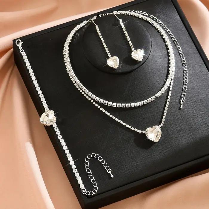 Ensemble collier, boucles d'oreilles et bracelet en diamant en forme de cœur - un accessoire de mode