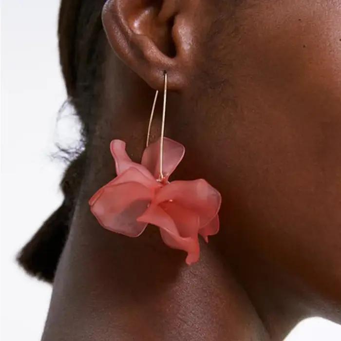 Boucles d'oreilles bohèmes longues en résine fleur pétale à la main pour femmes occasions spéciales style unique cadeau mode