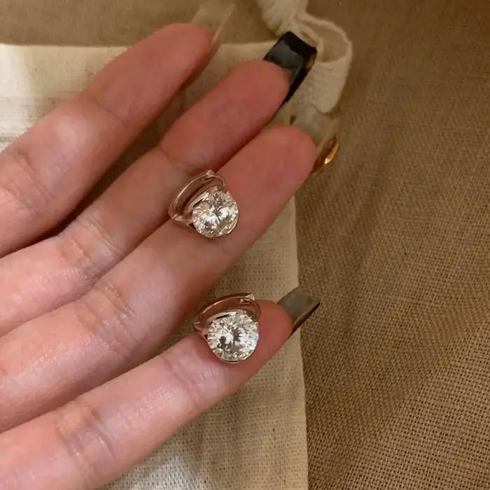Boucles d'oreilles simples et éblouissantes en zircone de 2 carats, adaptées aux femmes. Avec un style luxueux et un haut de gamme, cette collection est de qualité supérieure.