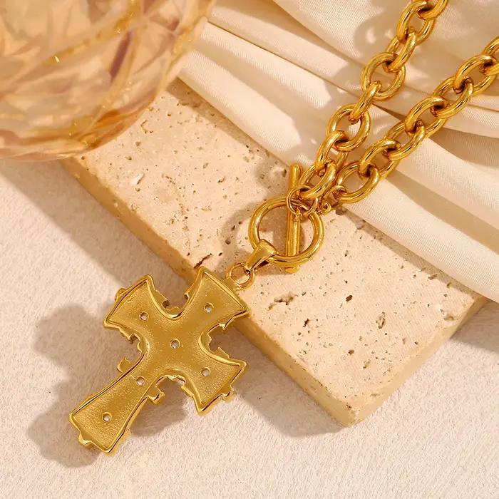 La. Collier et boucles d'oreilles pour femme en acier inoxydable avec pendentif croix incrusté de zircon coloré et de