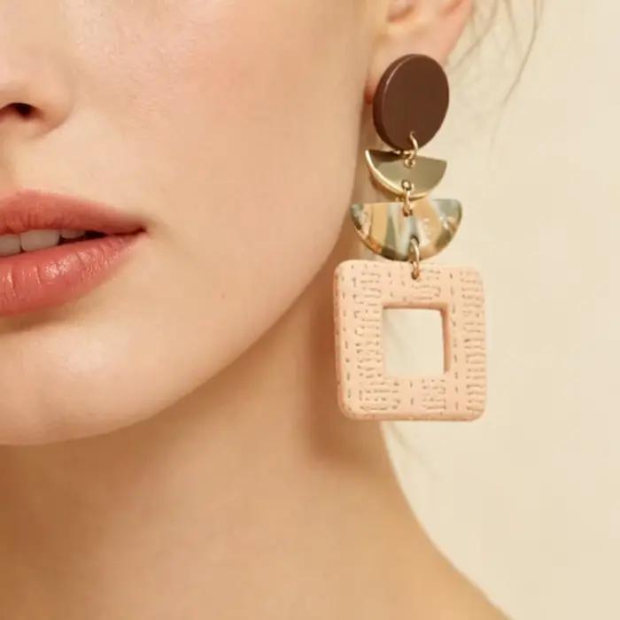 Boucles d'oreilles pendantes géométriques irrégulières en argile polymère terracotta avec texture marbrée
