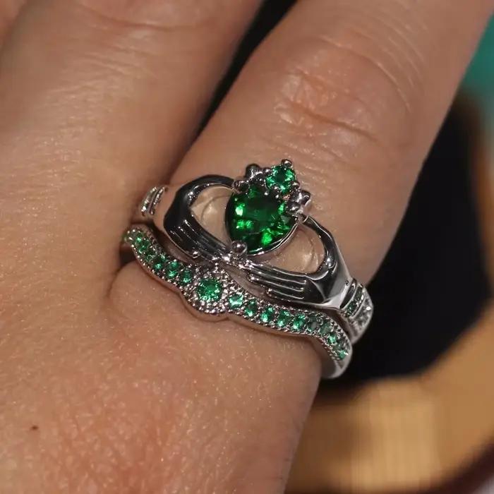 Bague classique de laboratoire émeraude Claddagh