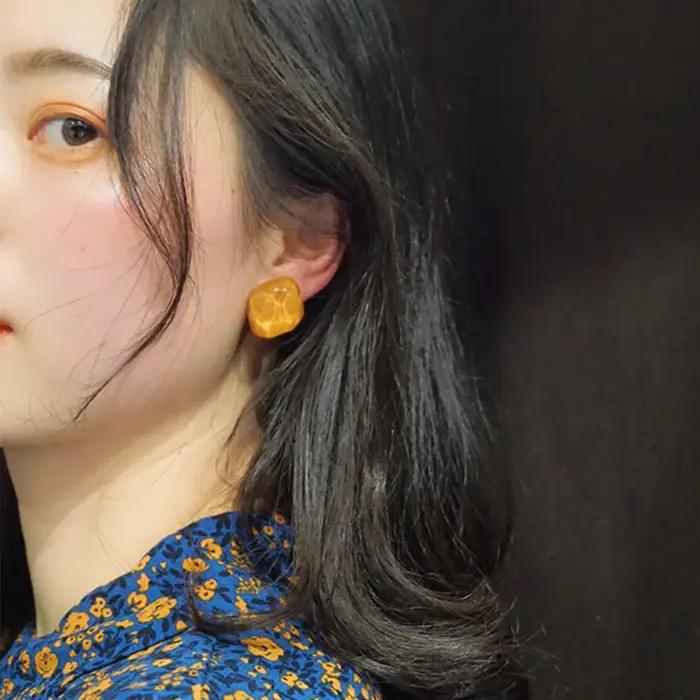 Boucles d'oreilles à clipser élégantes en résine