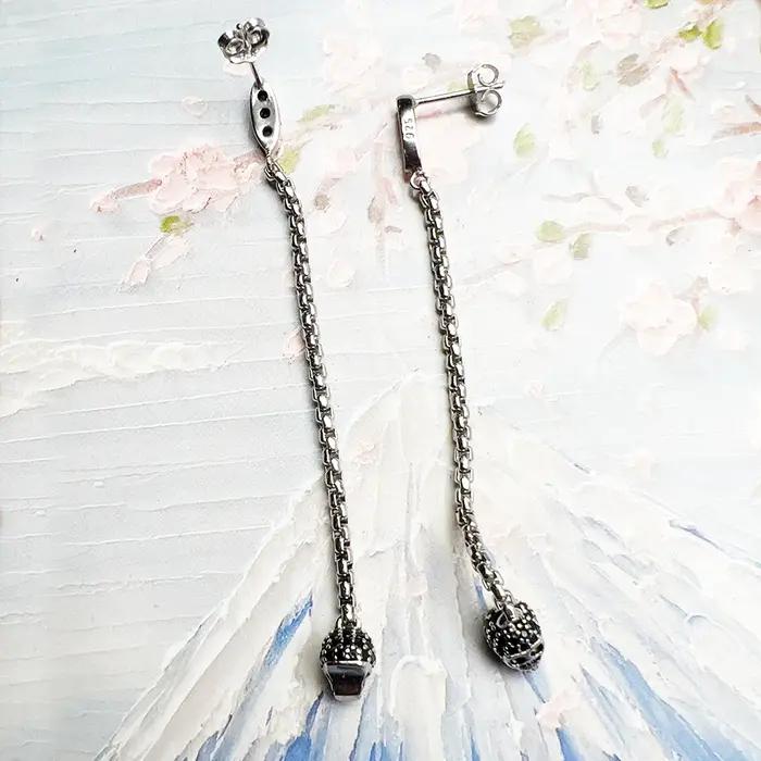 Boucle d'oreille longue tête de mort en pierre noire pour femme