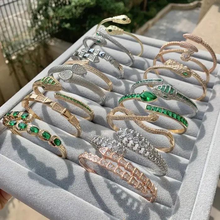 Bracelet serpent ouvert incrusté de Zircons scintillants