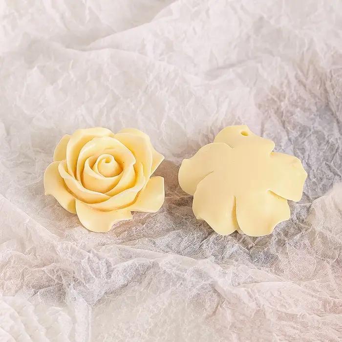 Pendentif rose en bois de fruits ivoire naturel