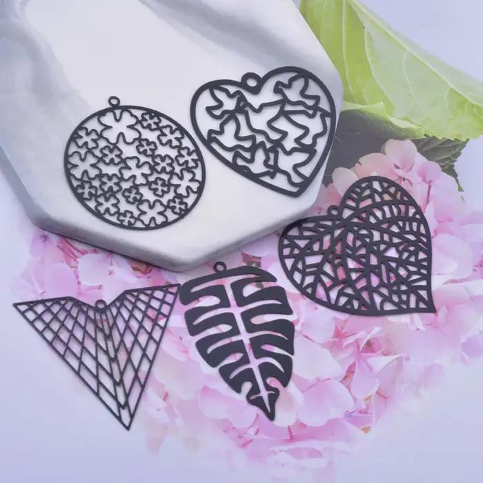 Boucles d'Oreilles Rondes en Forme de Cœur Noir et Blanc