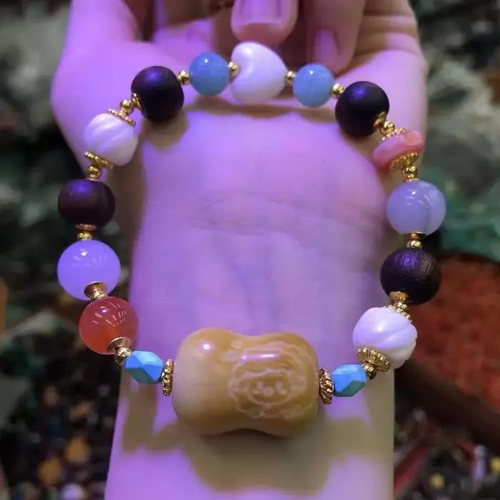 Bracelet en noix de tagua brûlée au charbon avec cœur en corne